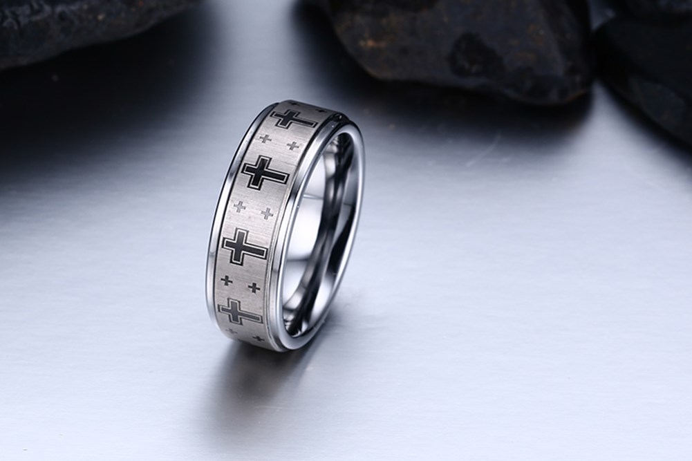 Anillo llamativo con diseño de cruz repetida de acero de tungsteno para hombre