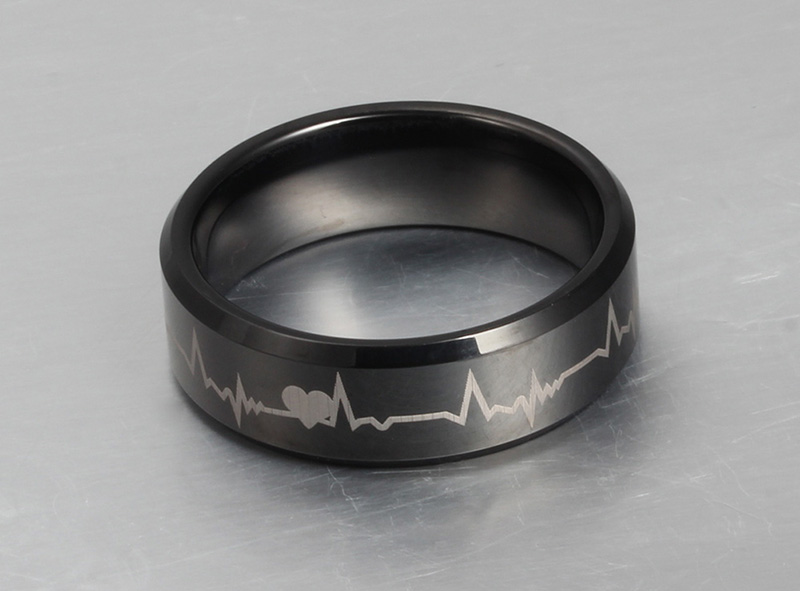 Anillo de tungsteno chapado en negro PVD de 8 mm con diseño de latido del corazón