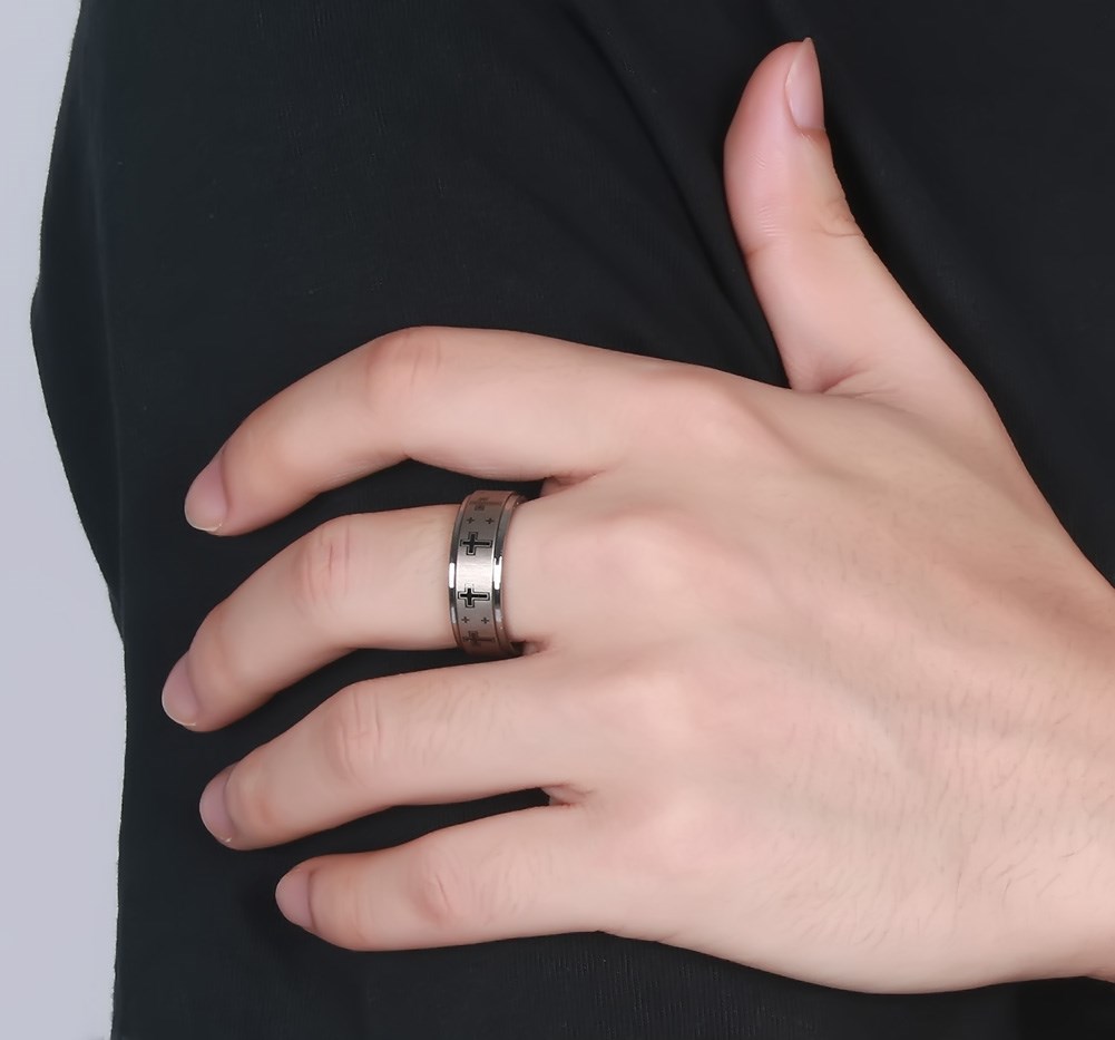 Anillo llamativo con diseño de cruz repetida de acero de tungsteno para hombre