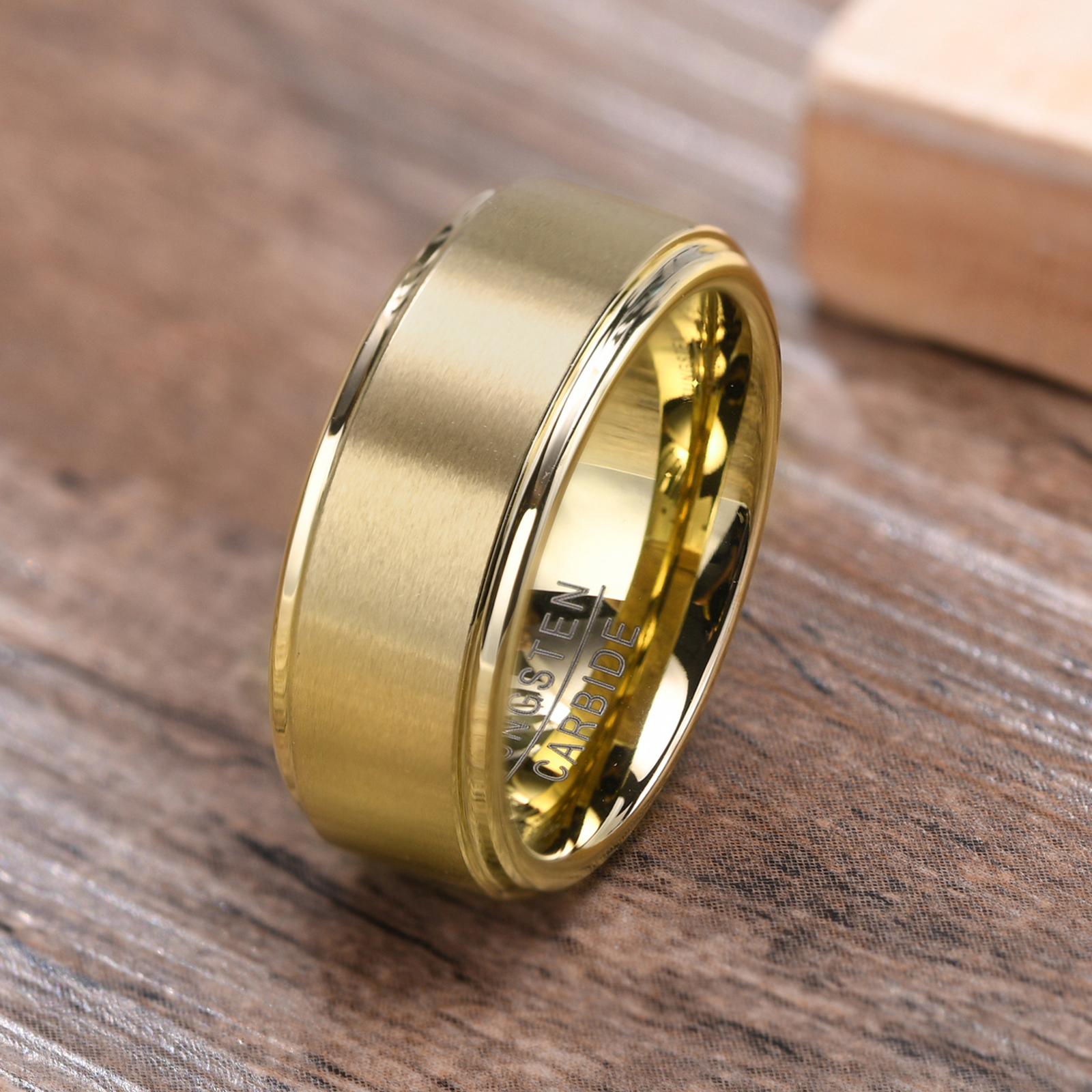 Anillo de boda cepillado de carburo de tungsteno dorado de 0.315 in para hombres y mujeres, ajuste cómodo